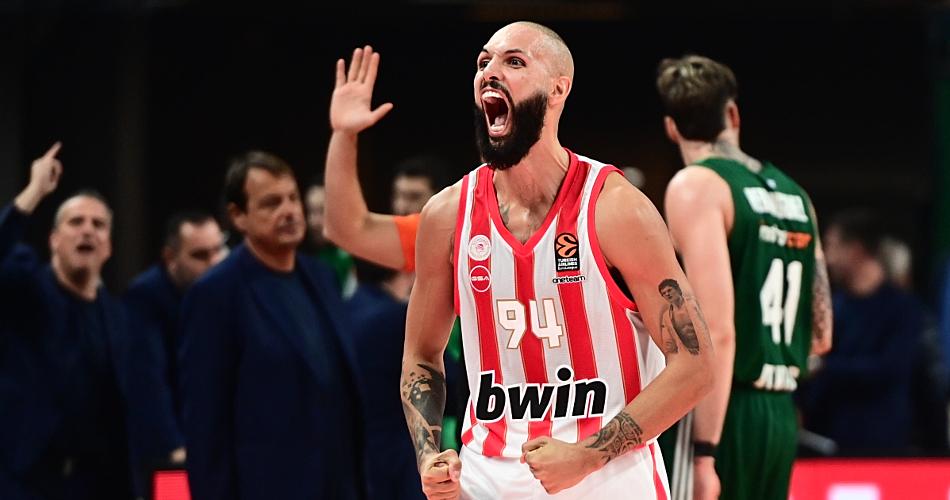 Evan Fournier em ação no derby grego entre Olympiacos e Panathinaikos