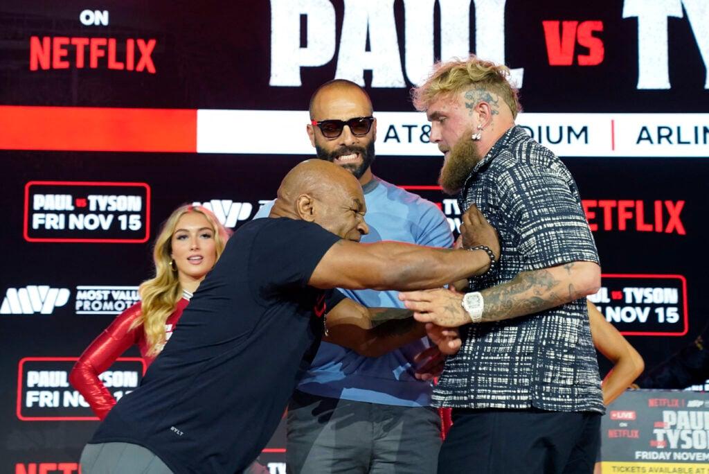 Mike Tyson e Jake Paul durante coletiva de imprensa