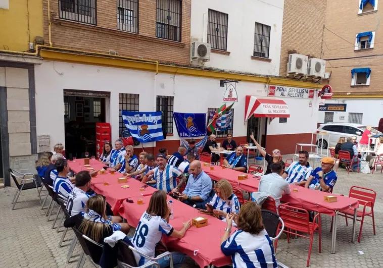 Aficionados de la Real, este domingo en la sede de la peña sevillista Al Relente.