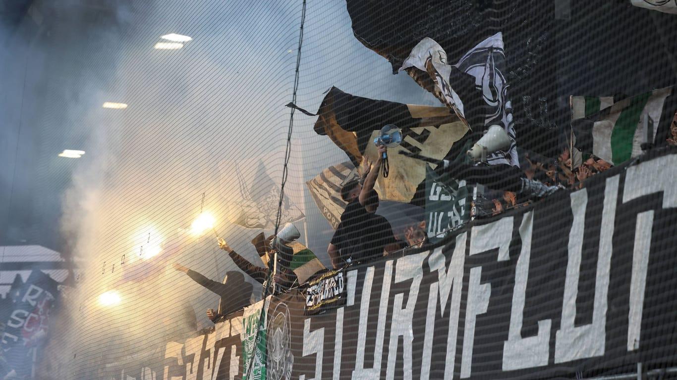 Torcedores em jogo de futebol