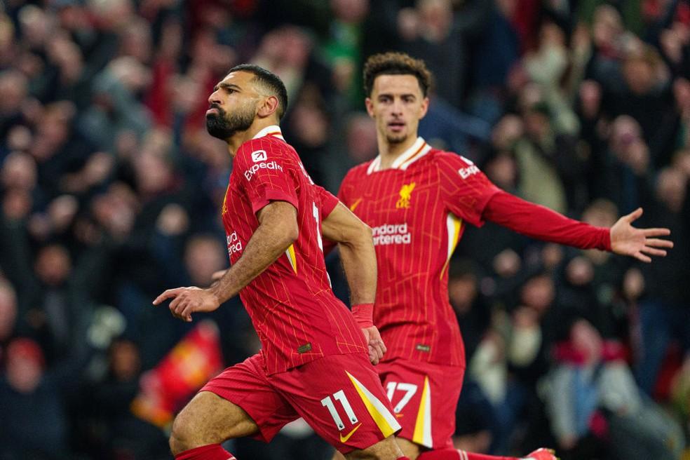 Salah comemora com Curtis Jones um dos gols do Liverpool contra o Aston Villa