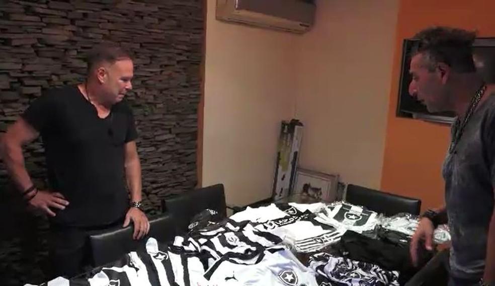 Juan e Fernando mostram os uniformes do time no escritório da sorveteria