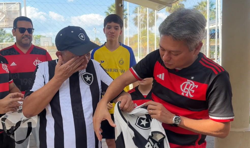 Torcedor do Botafogo emocionado recebe camisa de Igor Jesus