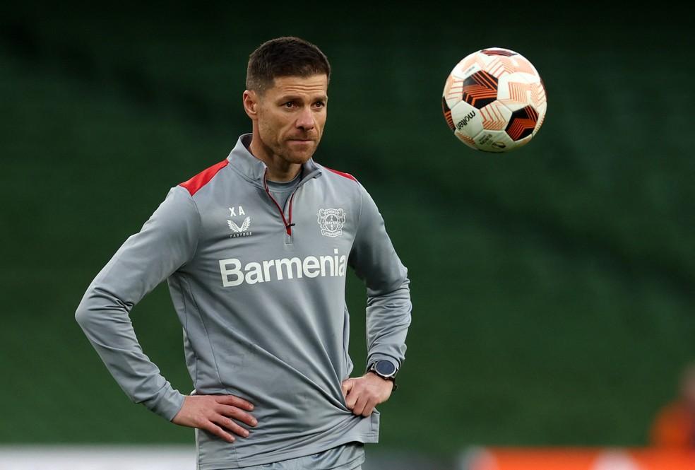 Xabi Alonso em treino do Bayer Leverkusen