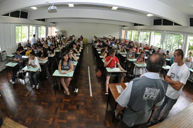 Vestuários em frente à UFPR