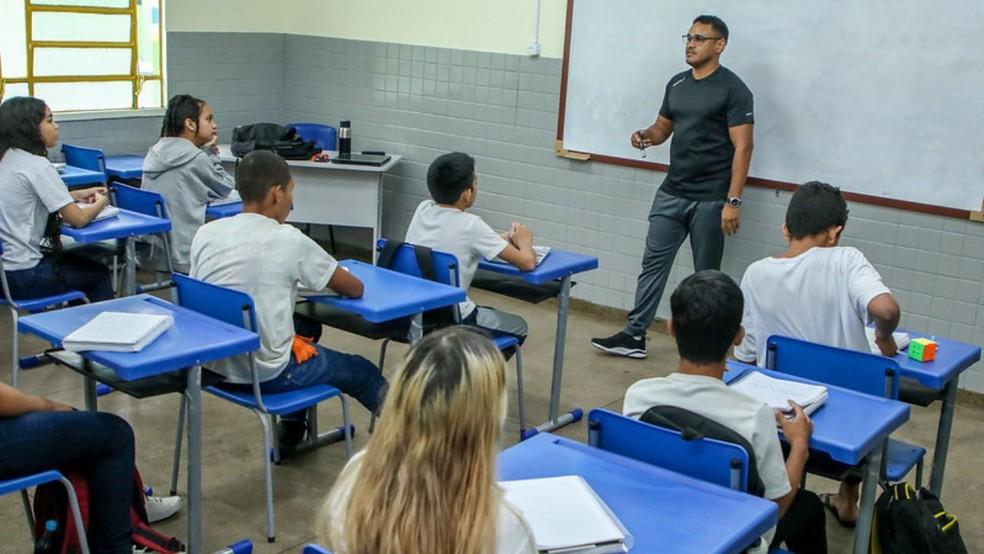 Professor em sala de aula em Manaus