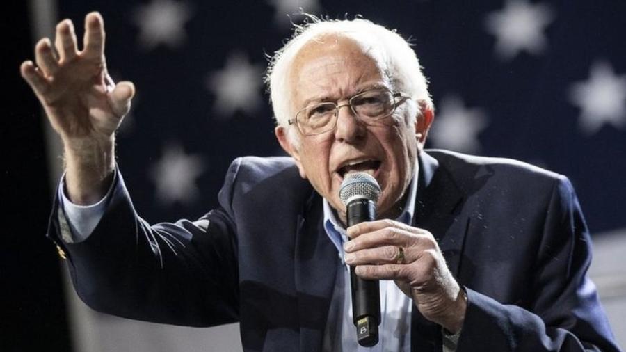 Bernie Sanders apresentando a resolução aprovada pelo Senado dos EUA.