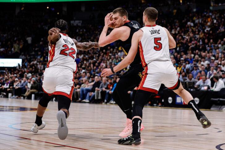 Jamal Murray e Nikola Jokic em ação durante o jogo contra os Miami Heat.