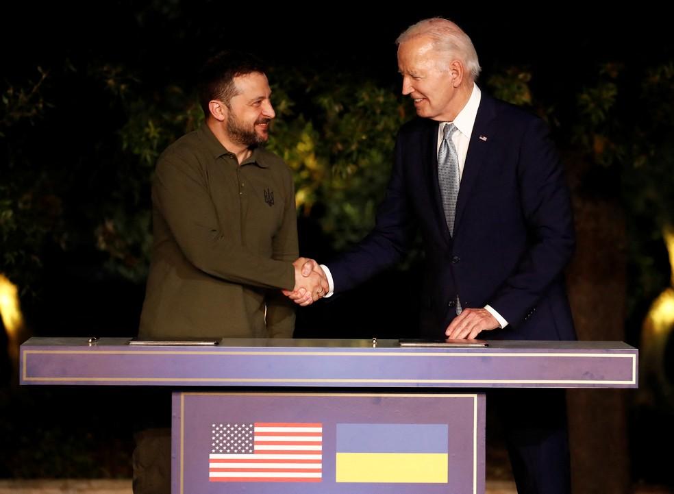 Zelensky e Biden após assinarem acordo