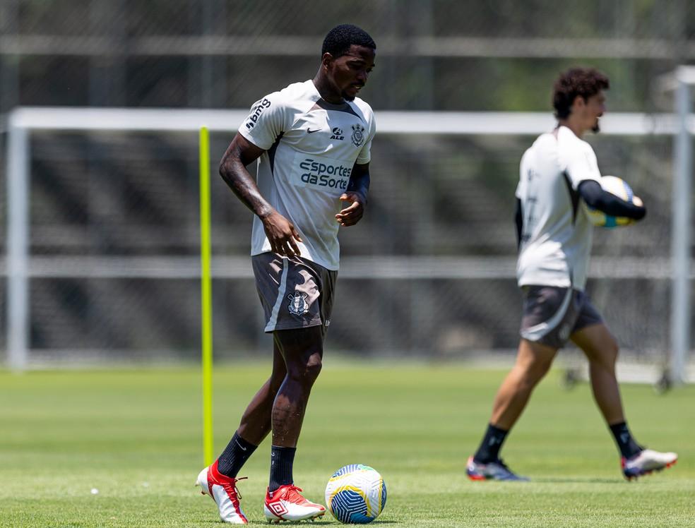 Cacá trabalha com bola no treino do Corinthians