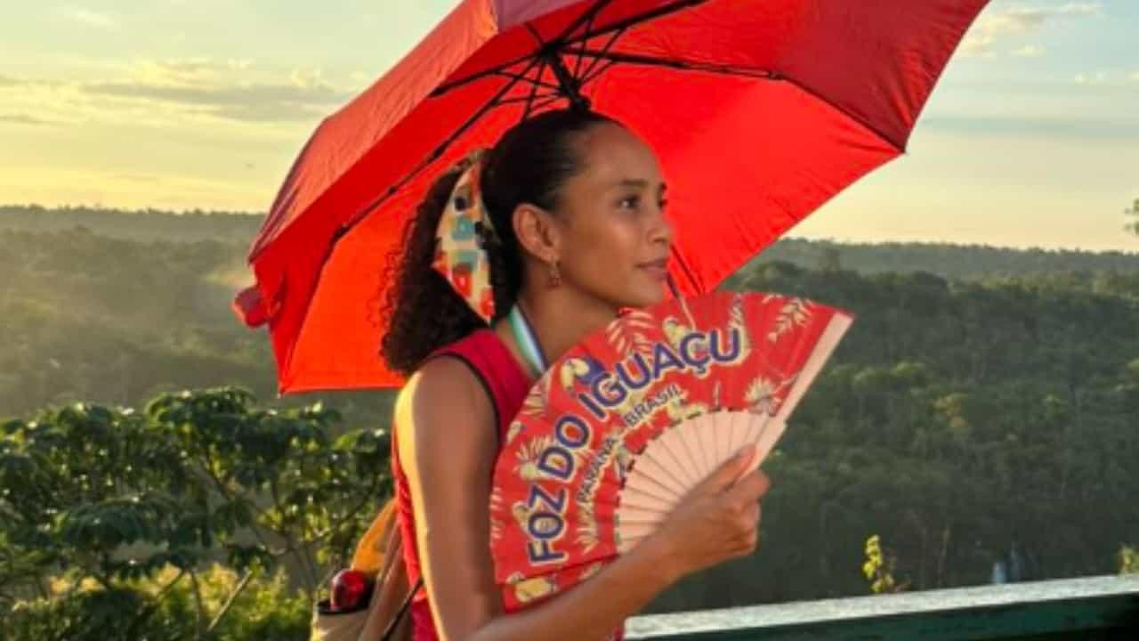 Taís Araujo caracterizada como Raquel no remake de Vale Tudo