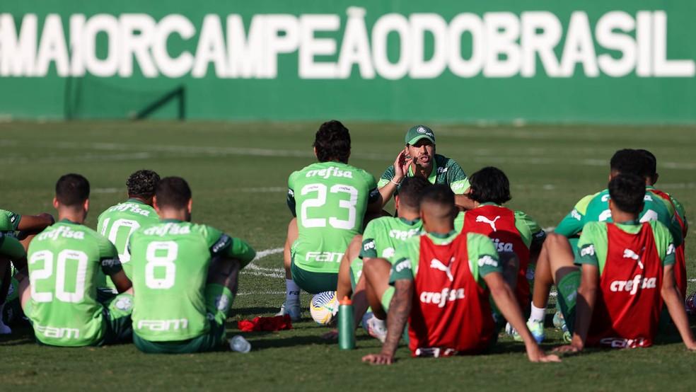 Abel Ferreira conversa com jogadores do Palmeiras antes de treino