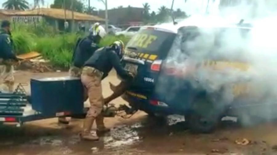 Policiais sufocam Genivaldo com gás lacrimogênio.