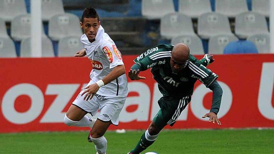 Neymar com a camisa do Santos