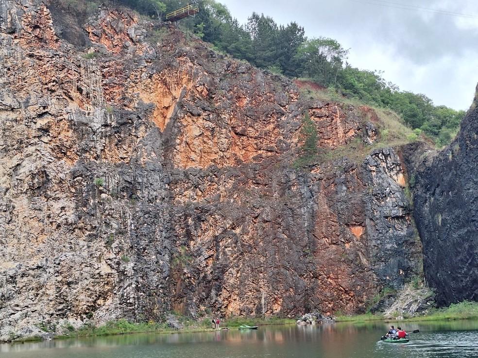 Parque onde turista morreu após colidir contra pedras em salto de pêndulo estava interditado