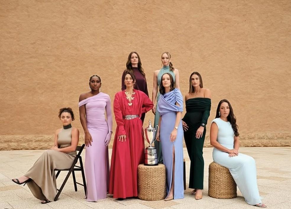 Oito jogadoras de simples do Finals posam para foto com troféu — Foto: Divulgação
