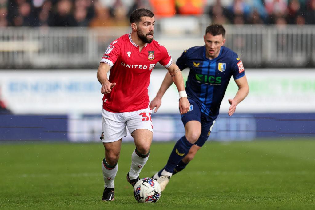 Elliot Lee de Wrexham durante o jogo contra o Mansfield Town