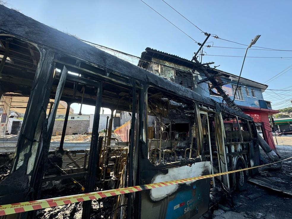 Ônibus fica destruído após pegar fogo em São Paulo