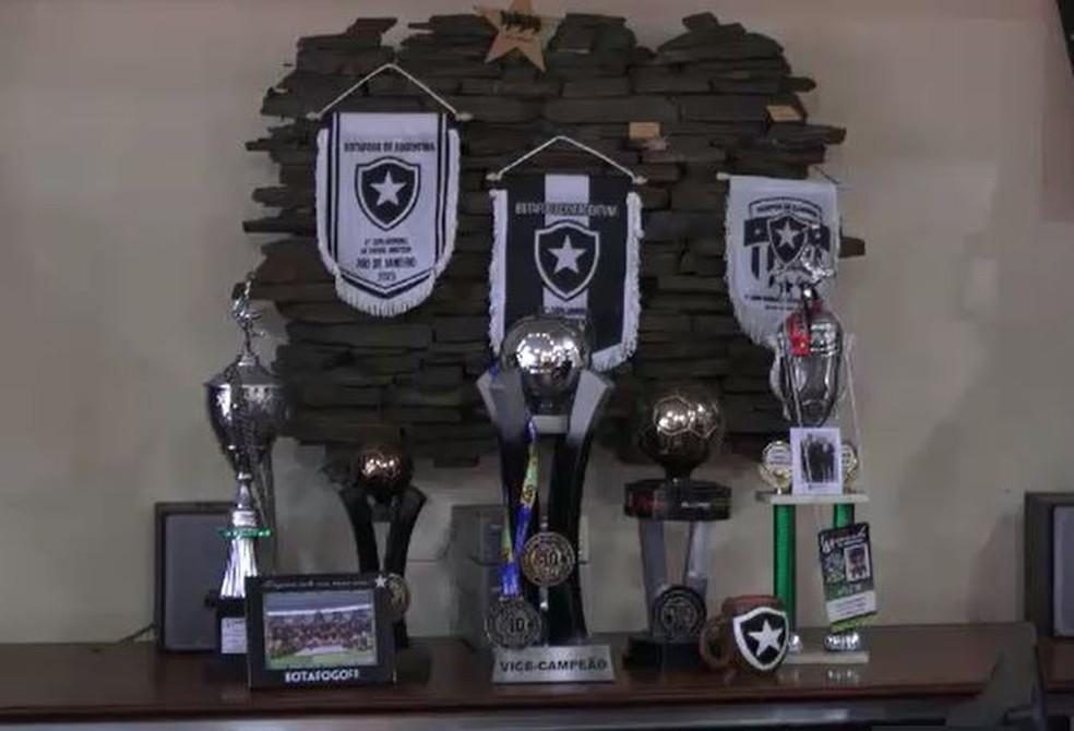 Sala de troféus do time com conquistas ao longo dos 30 anos