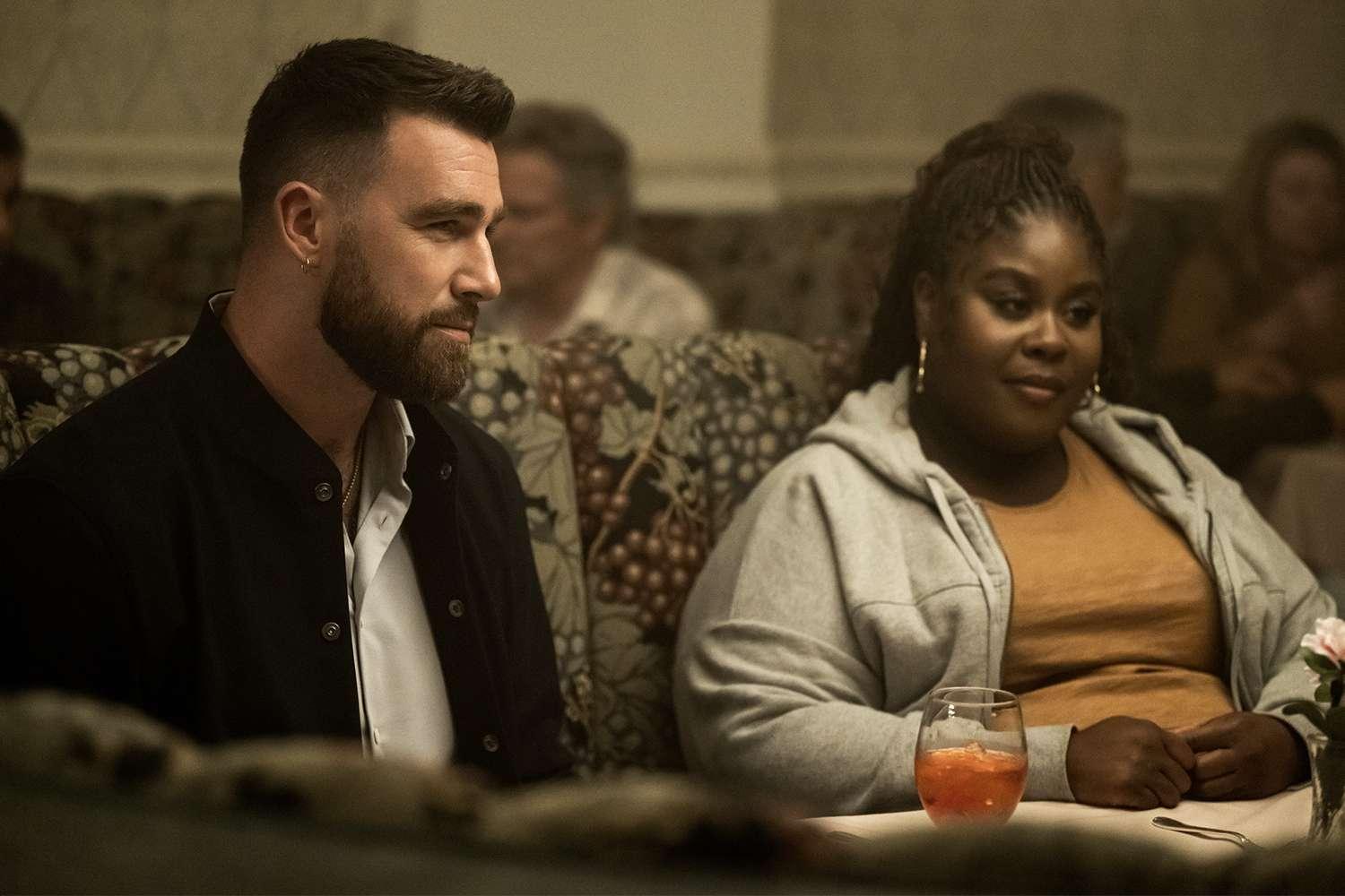 Travis Kelce e Raven Goodwin em cena de Grotesquerie