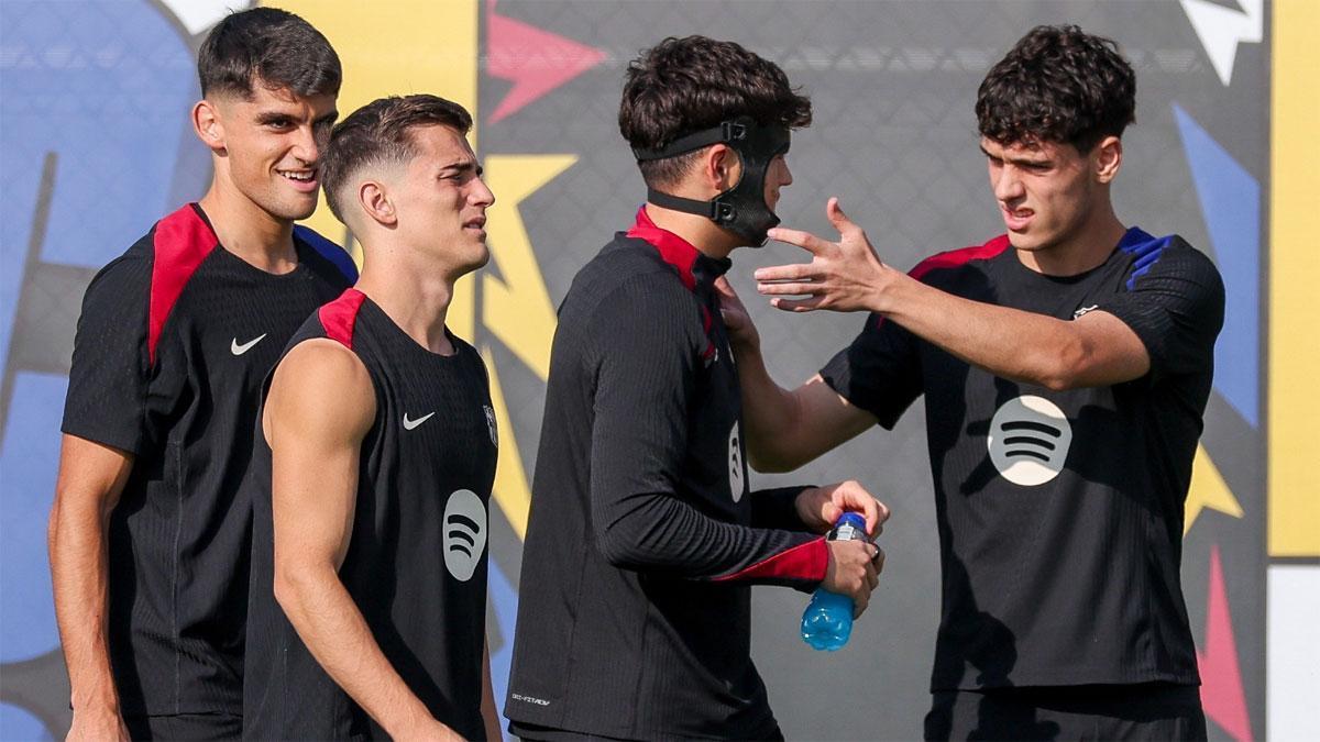 Héctor Fort em sessão de treino ao lado de Gerard Martín, Gavi e Pau Cubarsí