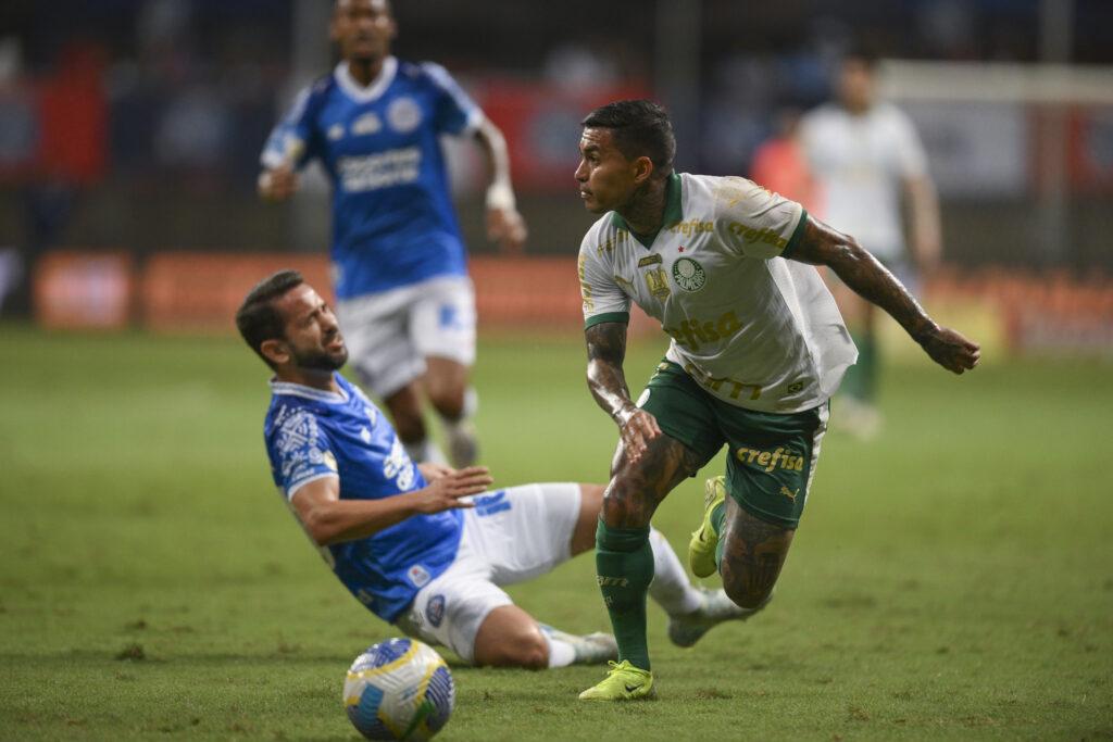 Dudu do Palmeiras disputa bola com jogador do Bahia durante partida do Brasileirão