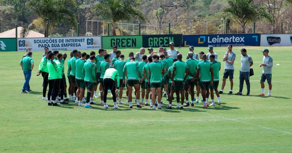 Jogadores do Goiás em ação durante uma partida do Campeonato