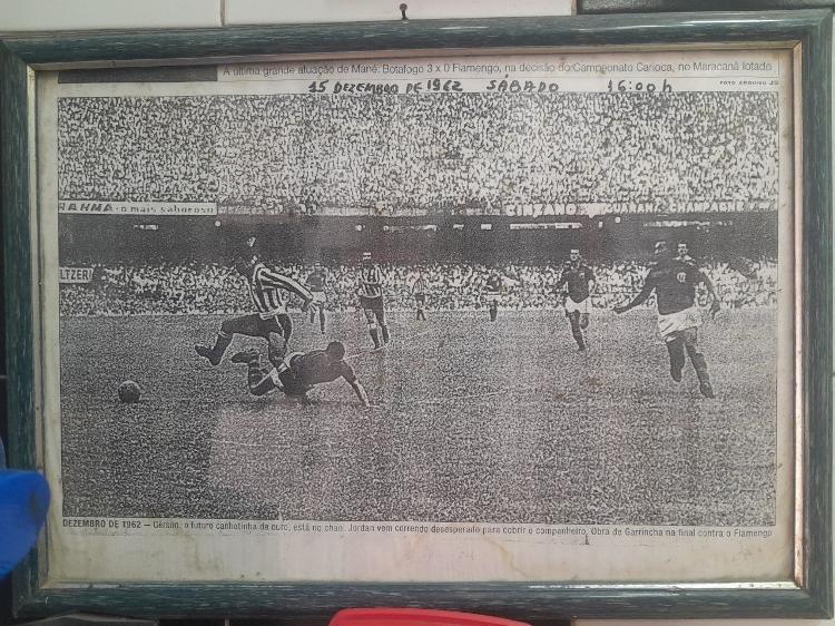 Imagem em parede da padaria mostra lance na final do Carioca de 62, entre Botafogo e Flamengo