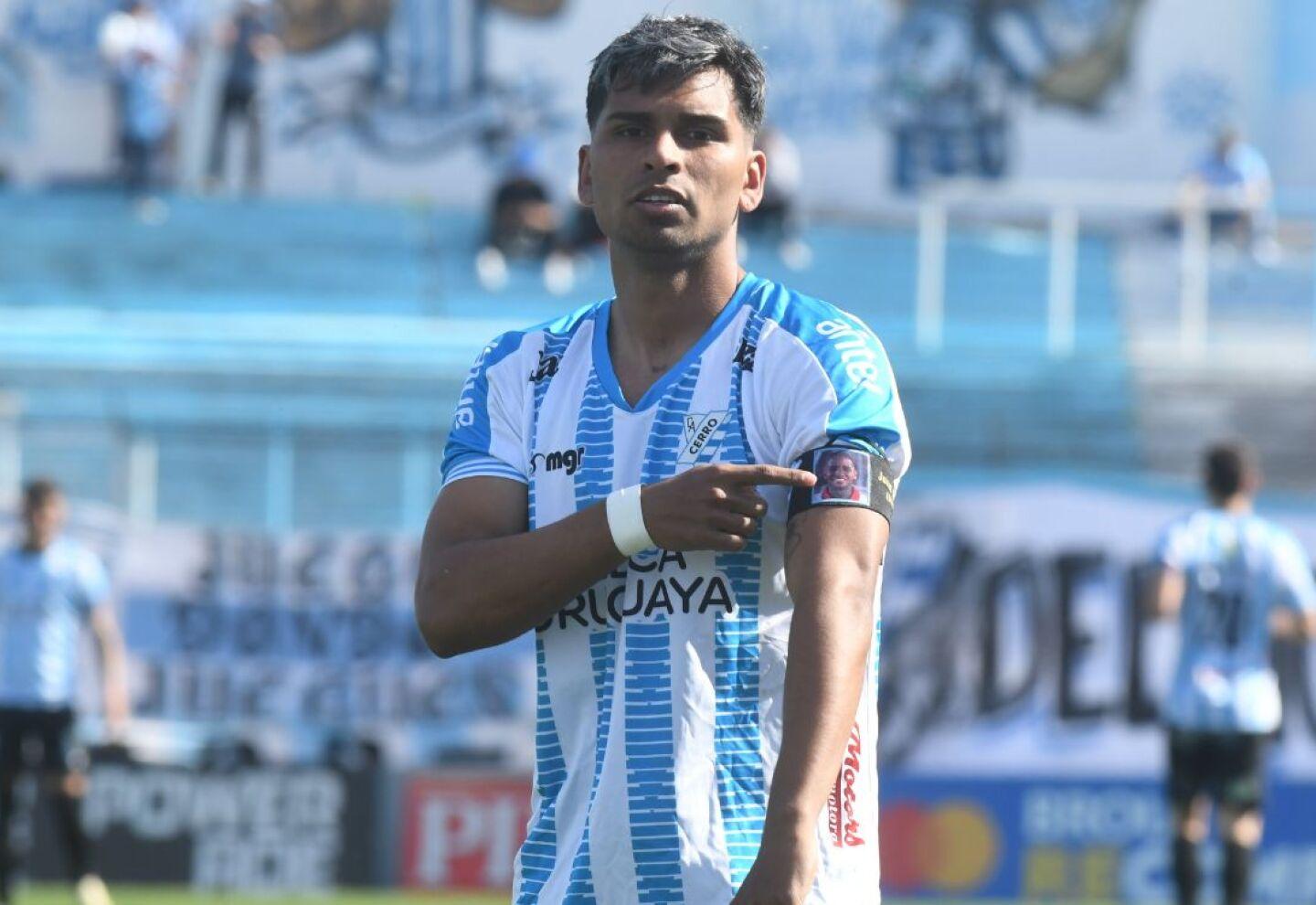 Santiago Ramírez defendendo a camiseta de Cerro