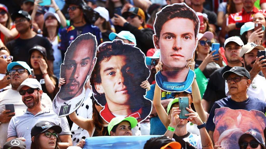 Torcedores seguram recortes em homenagem a Lewis Hamilton e Ayrton Senna