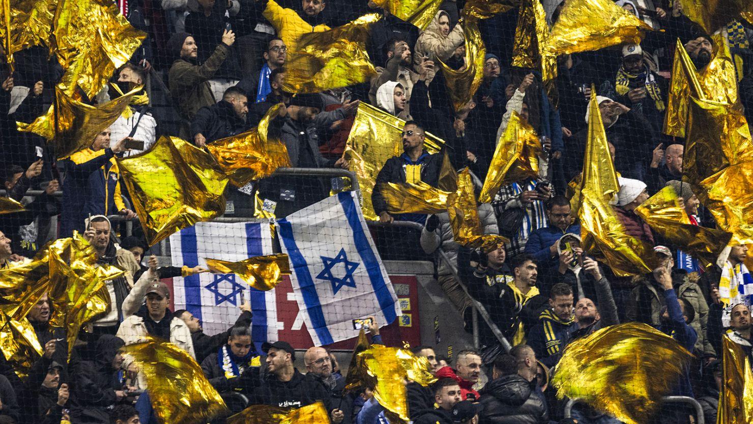 Torcedores do Maccabi Tel Aviv com bandeiras durante o jogo contra o Ajax em Amsterdam