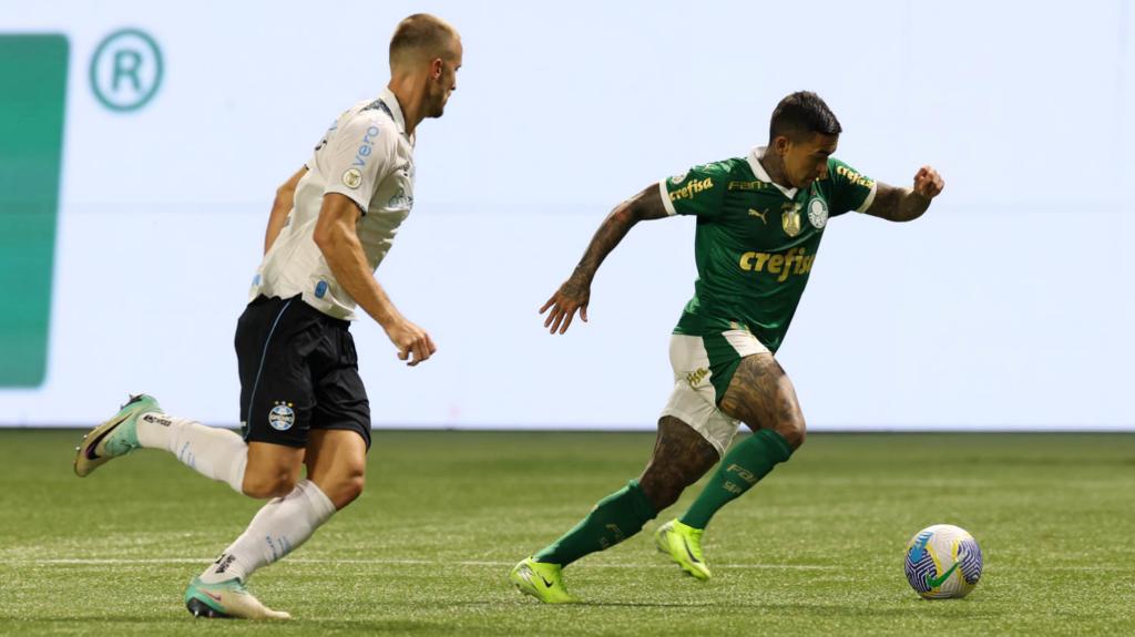 Dudu em ação durante partida do Palmeiras contra o Grêmio