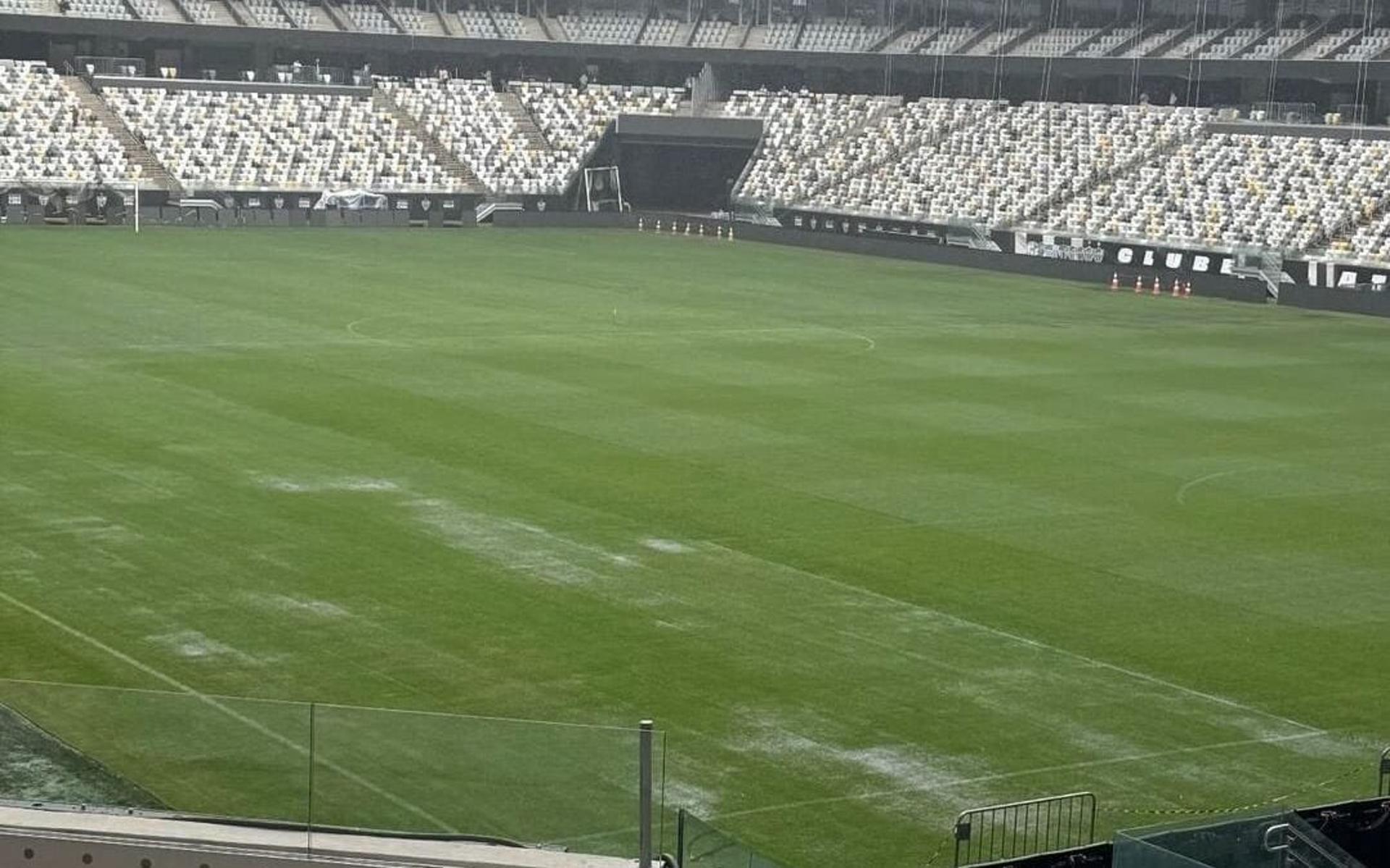 Gramado da Arena MRV sendo tratado com rolo compactador