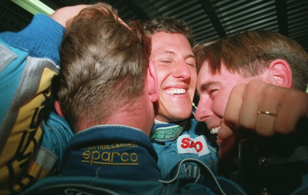 Michael Schumacher celebra título da F1 1994 com mecânicos da Benetton