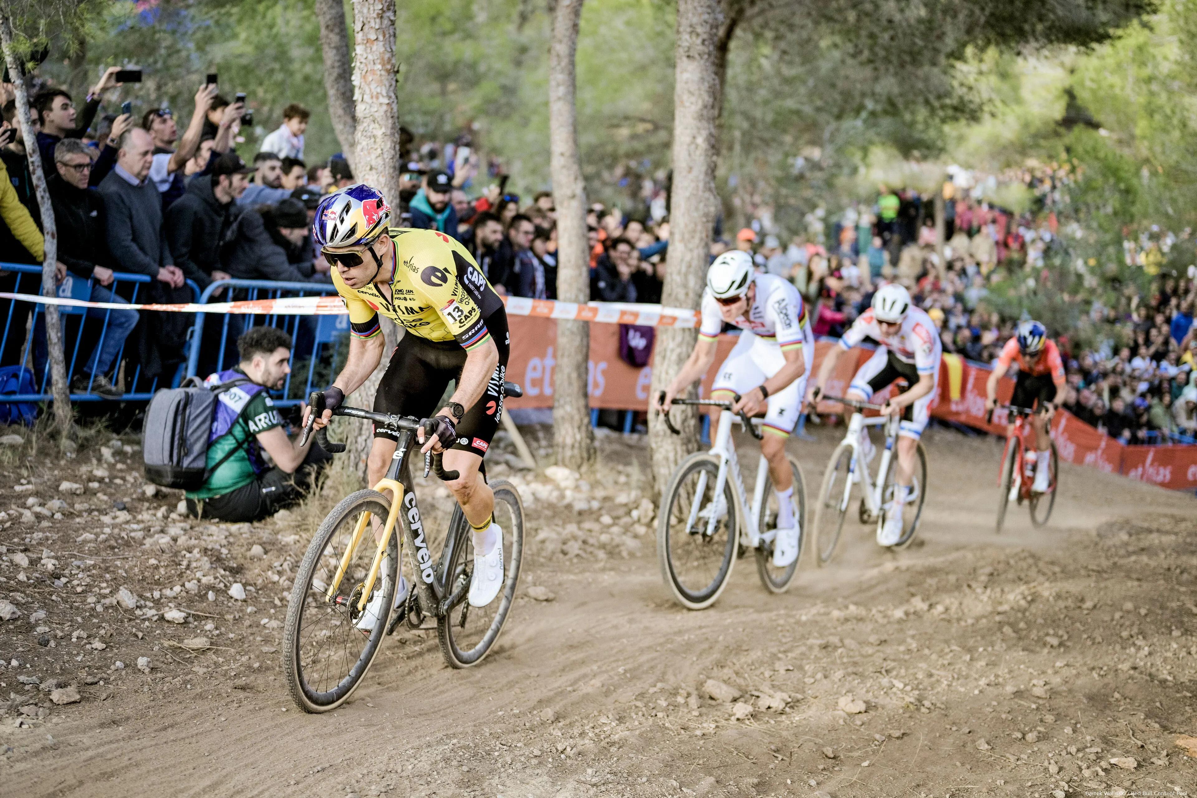 Mathieu van der Poel e Wout van Aert durante uma corrida de ciclocrós.