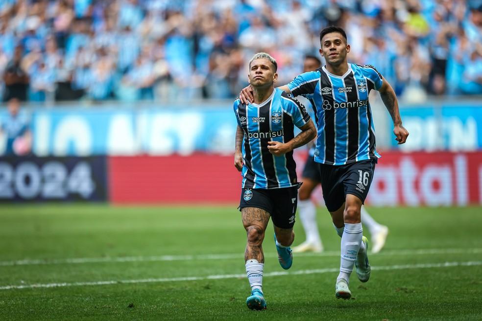 Soteldo e Aravena comemoram gol do Grêmio