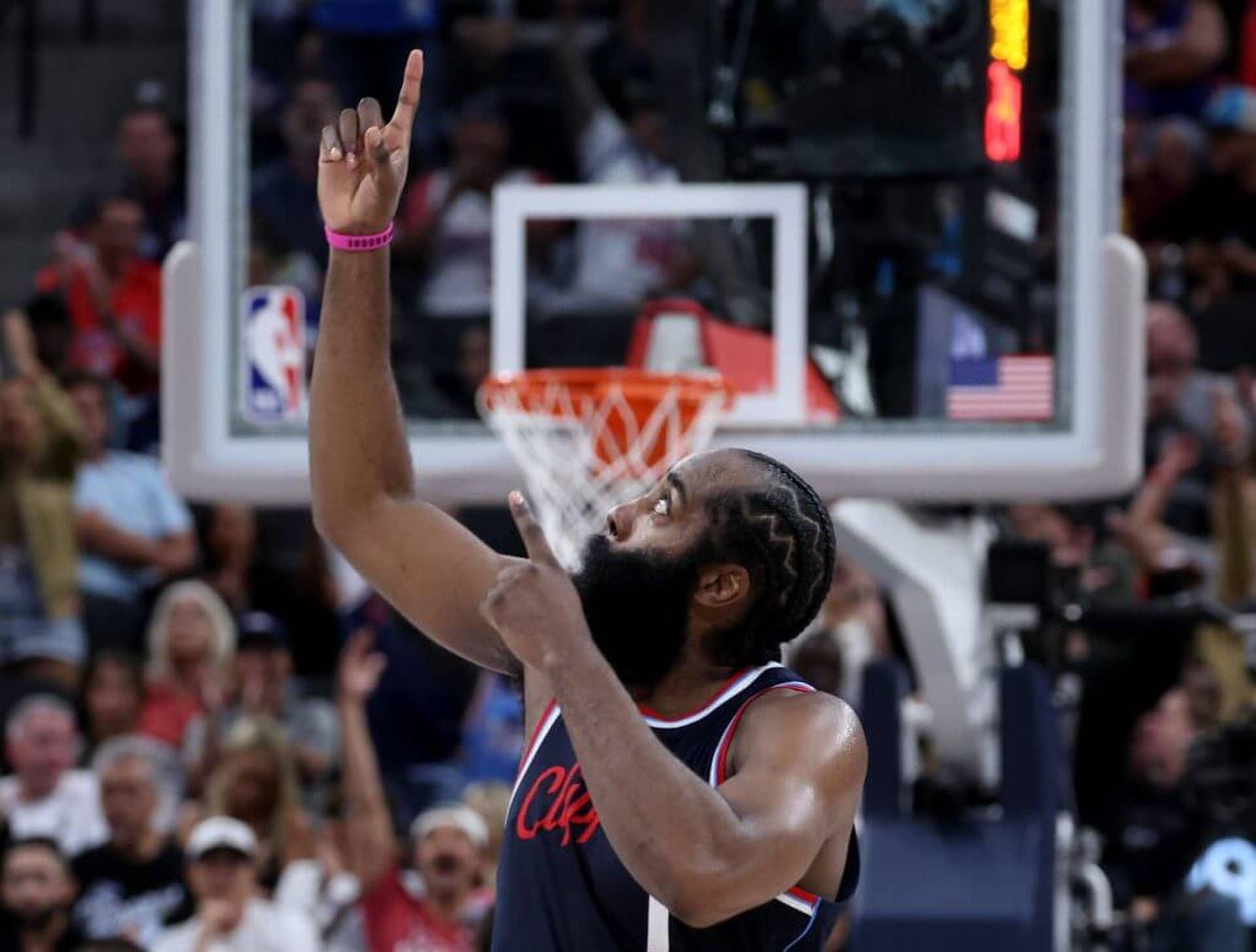 James Harden celebra arremesso de três pontos