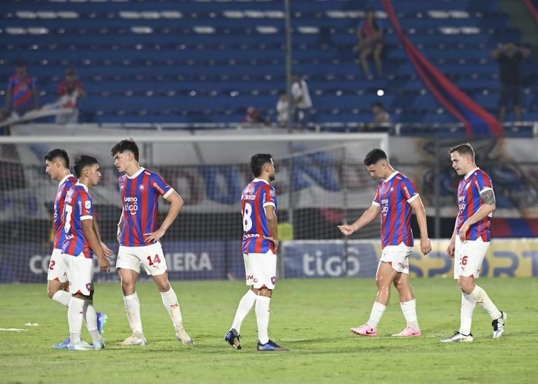 Jogadores de Cerro Porteño lamentando a derrota