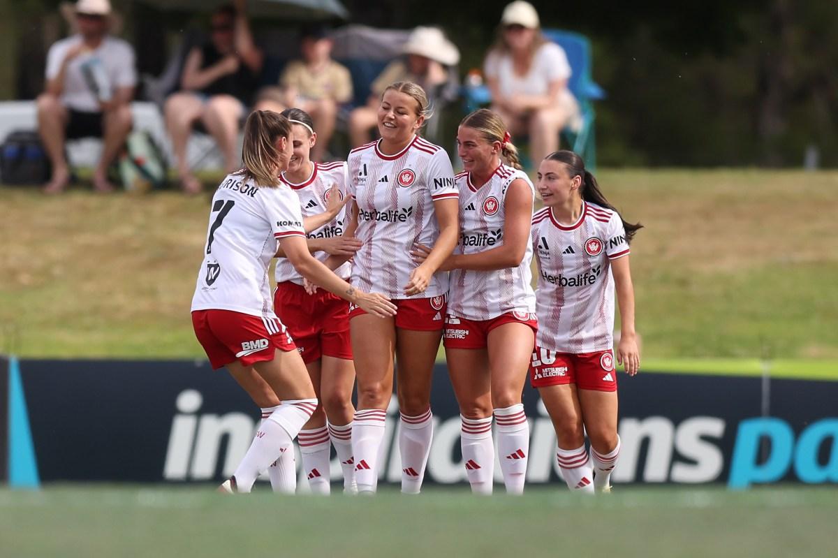 Jogadoras do Wanderers comemorando um gol