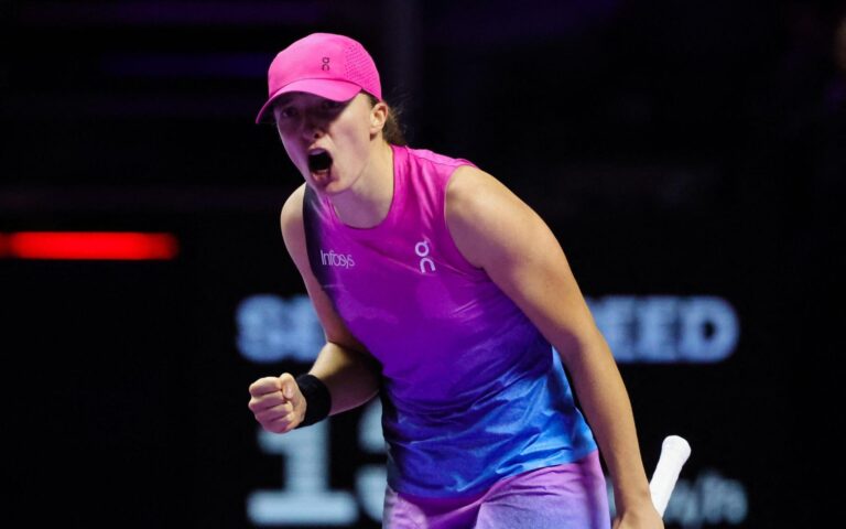 Iga Swiatek Brilha na Estreia do WTA Finals com Retorno Triunfante