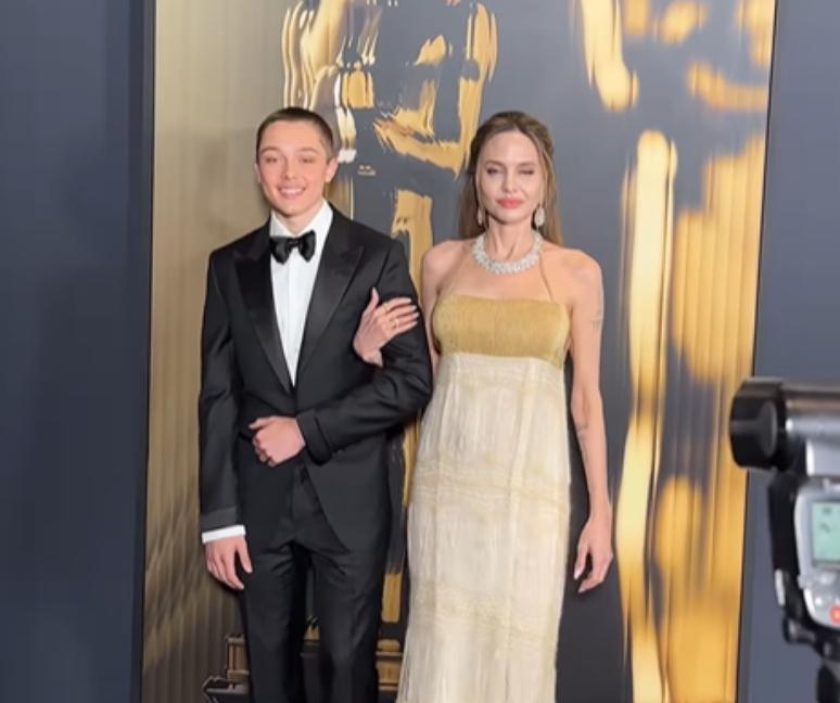 Angelina Jolie posa com o filho, Knox Jolie-Pitt, durante o Governor's Ball