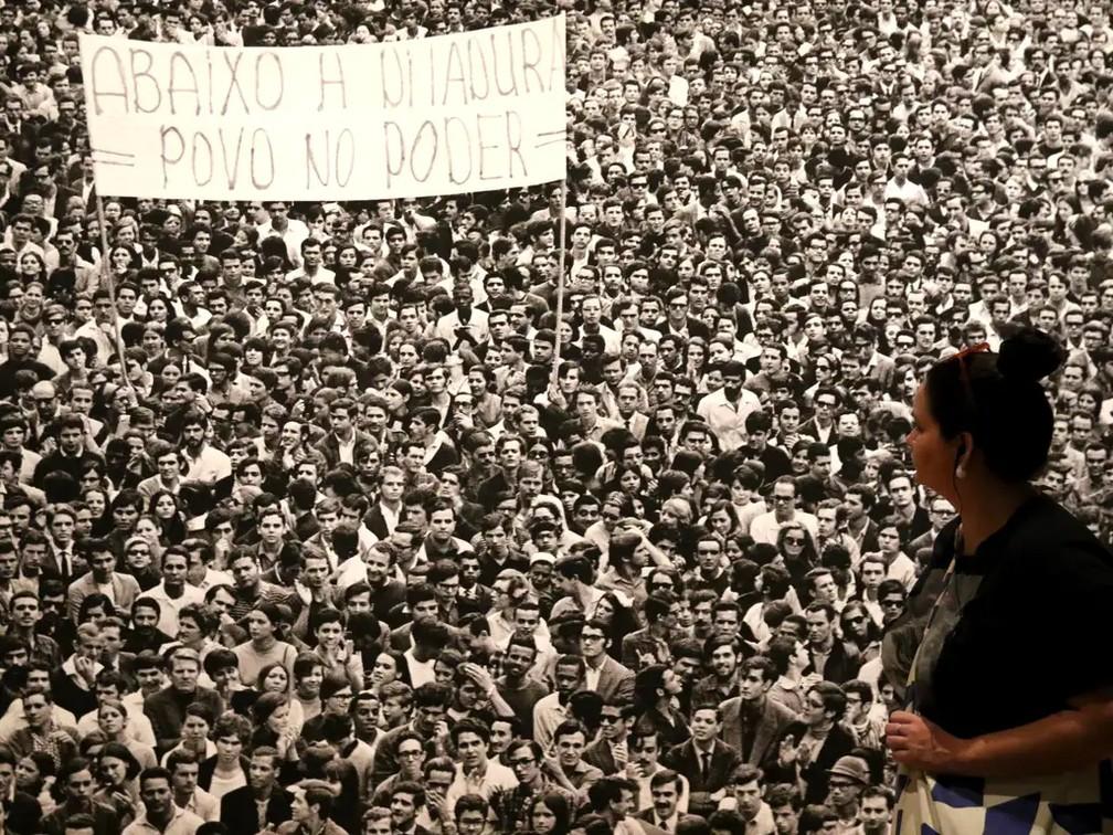 Exposição de fotos de Evandro Teixeira, destacando seu trabalho no Chile em 1973.