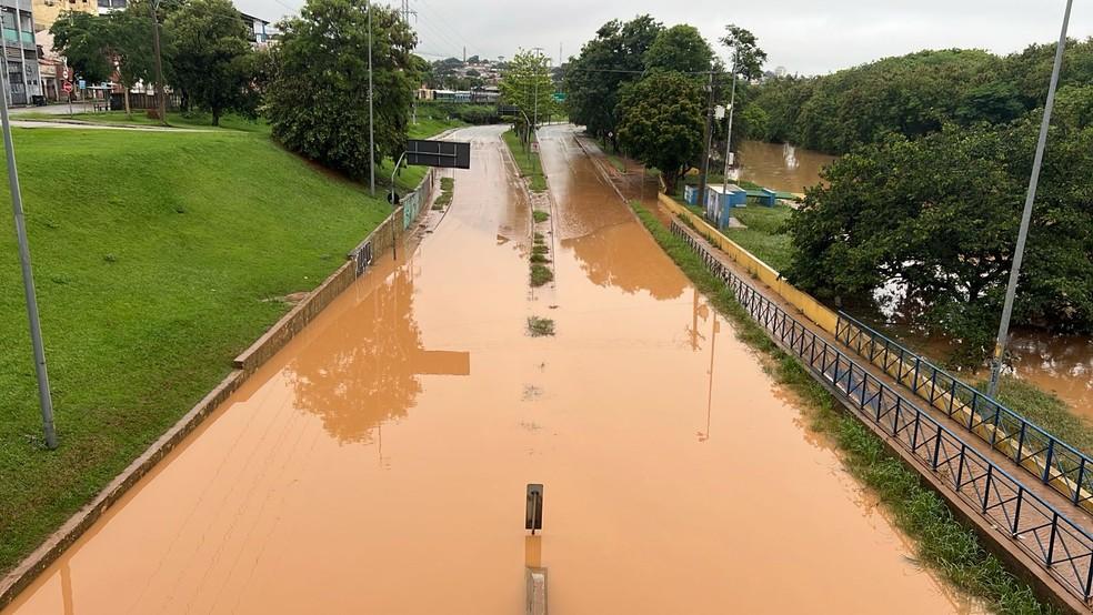 Avenida Dom Aguirre totalmente interditada após transbordamento do Rio Sorocaba