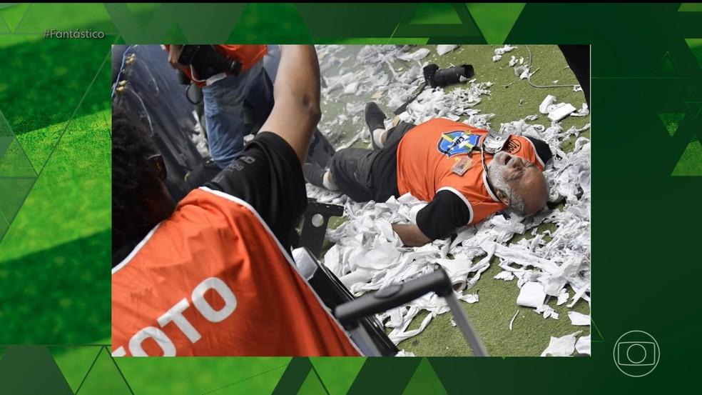 Fotógrafo Nuremberg José Maria é atingido por bomba atirada pela torcida do Atlético-MG na final da Copa do Brasil