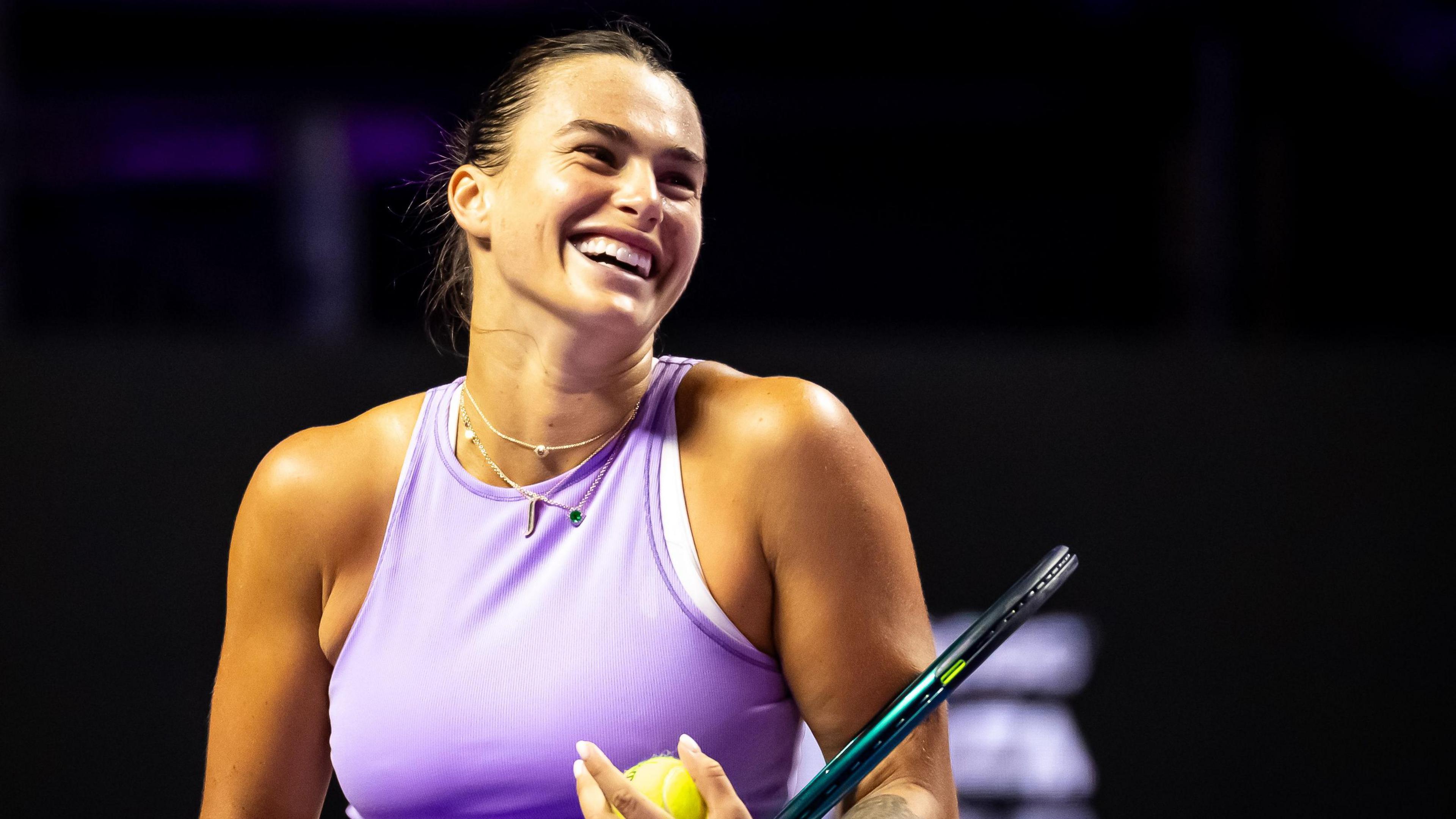 Aryna Sabalenka ri durante o treino nas Finais da WTA na Arábia Saudita.