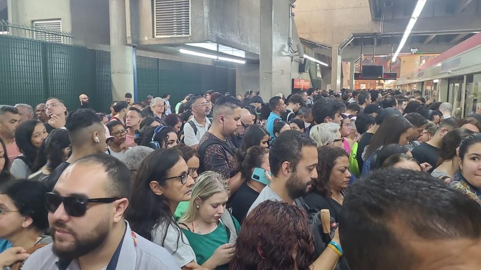 Passageiros se aglomeram na estação Barra Funda após falha na Linha 3-Vermelha