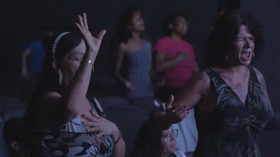 Evangélicos celebram em culto de igreja em Brasília.