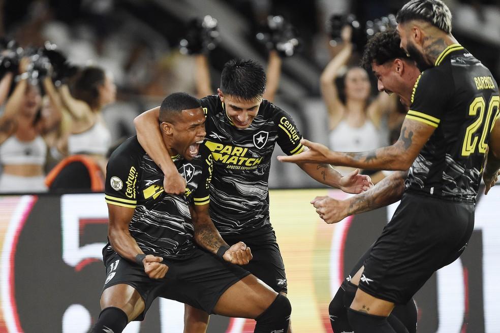 Júnior Santos comemora gol do Botafogo no clássico contra o Vasco