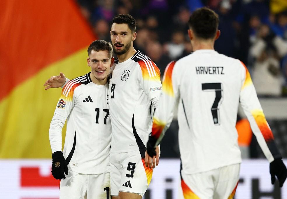Jogadores da Alemanha comemoram um dos gols da vitória sobre a Bósnia