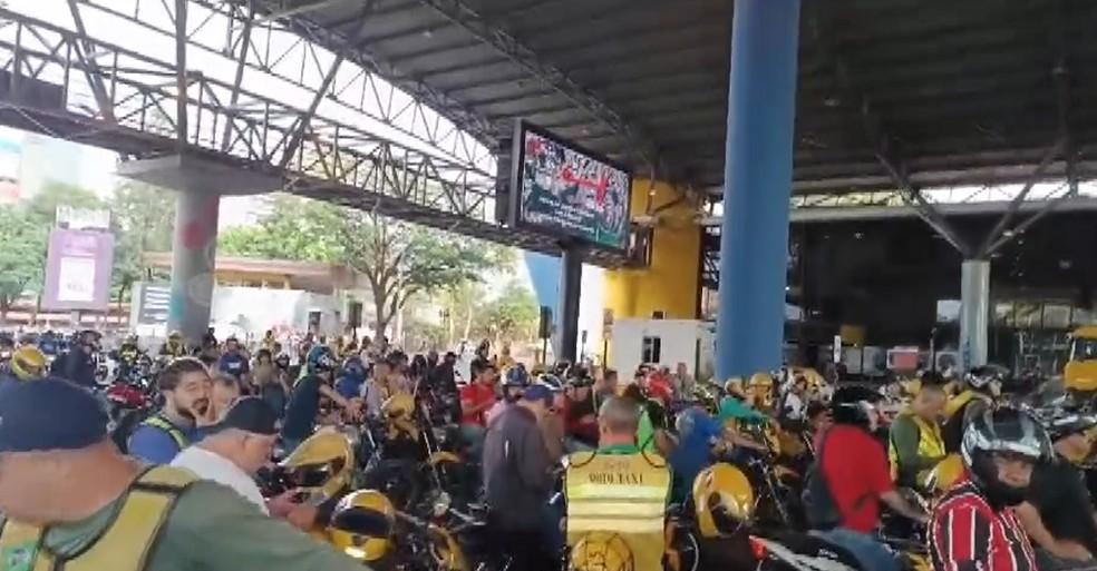Motoqueiros aguardam liberação na aduana paraguaia
